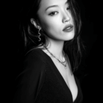 현대적인 패션 모델의 흑백 초상화