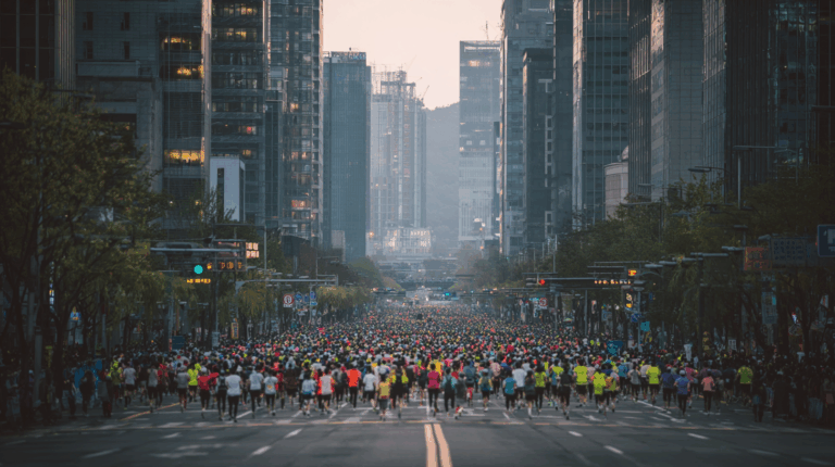 An engaging scene from a city marathon